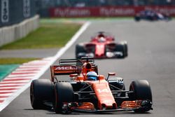 Fernando Alonso, McLaren MCL32, Sebastian Vettel, Ferrari SF70H