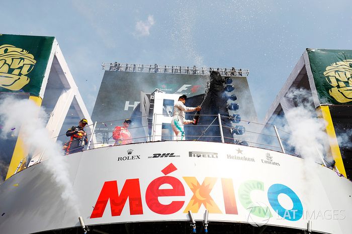 Podium: Ganador Max Verstappen, Red Bull Racing, segundo, Valtteri Bottas, Mercedes AMG F1, tercero, Kimi Raikkonen, Ferrari