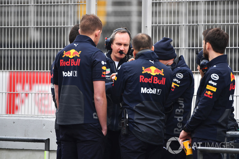 Paul Monaghan, Chief Engineer Red Bull Racing con dei meccanici della Red Bull Racing