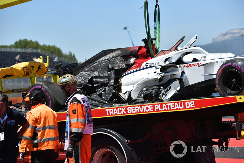 La monoposto incidentata di Marcus Ericsson, Sauber C37, viene recuperata nelle FP1