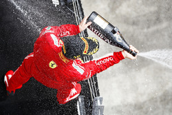 Sebastian Vettel, Ferrari, 1° classificato, spruzza lo Champagne sul podio