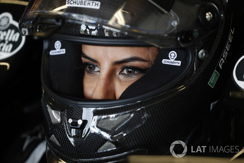 Aseel Al-Hamad, se prepara para conducir el F1 E20 de Renault de 2012 en el Renault Passion Parade