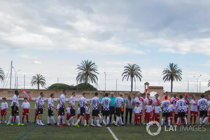 Los jugadores se saludan
