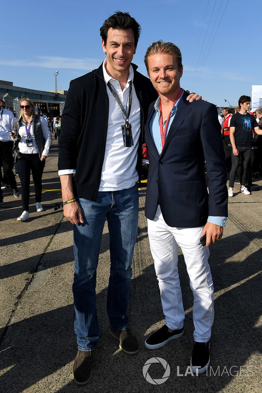 Lucas di Grassi, Audi Sport ABT Schaeffler, segundo puesto. David Coulthard, Presentador de TV, con Toto Wolff, Director Ejecutivo (Negocio), Mercedes AMG