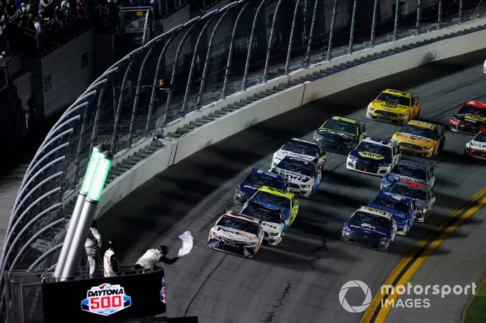 Denny Hamlin, Joe Gibbs Racing, Toyota Camry FedEx Express, Ryan Newman, Roush Fenway Racing, Ford Mustang Koch Industries, Ryan Blaney, Team Penske, Ford Mustang Menards / Peak, última vuelta