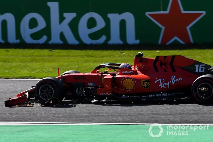Charles Leclerc, Ferrari SF90, con chispas de su alerón delantero dañado después del contacto con Max Verstappen, Red Bull Racing RB15, en la primera vuelta.