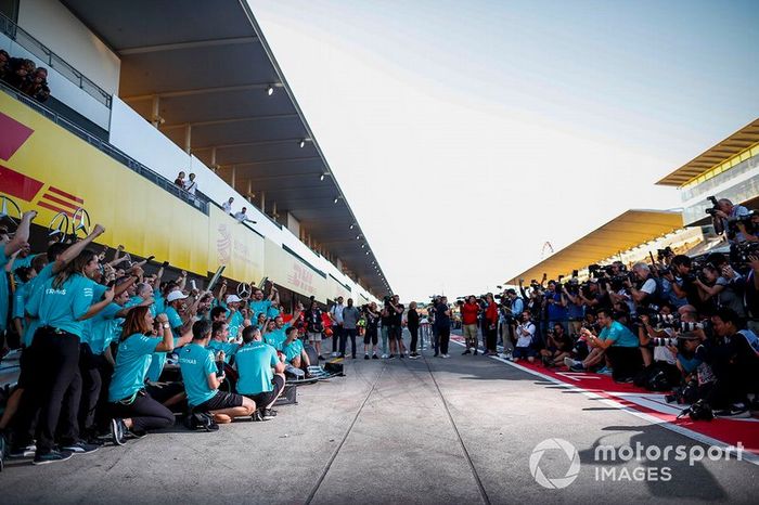 El equipo Mercedes celebra su sexto Mundial de constructores consecutivo