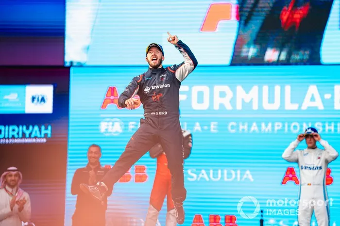 Podio: ganador de la carrera Sam Bird, Virgin Racing