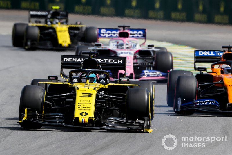 Daniel Ricciardo, Renault F1 Team R.S.19 con el alerón delantero roto, Carlos Sainz Jr, McLaren MCL34, Sergio Pérez, Racing Point RP19 y Nico Hulkenberg, Renault F1 Team R.S. 19 