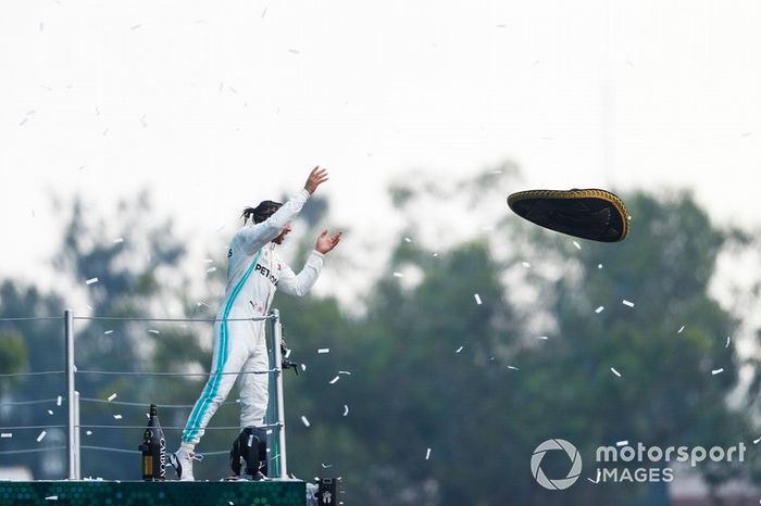 Podio: ganador de la carrera Lewis Hamilton, Mercedes AMG F1 con el sombrero de Mario Achi