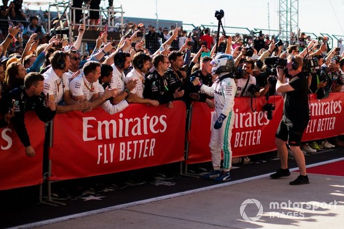 Valtteri Bottas, Mercedes AMG F1, 1ª posición, celebra con su equipo en el Parc Ferme
