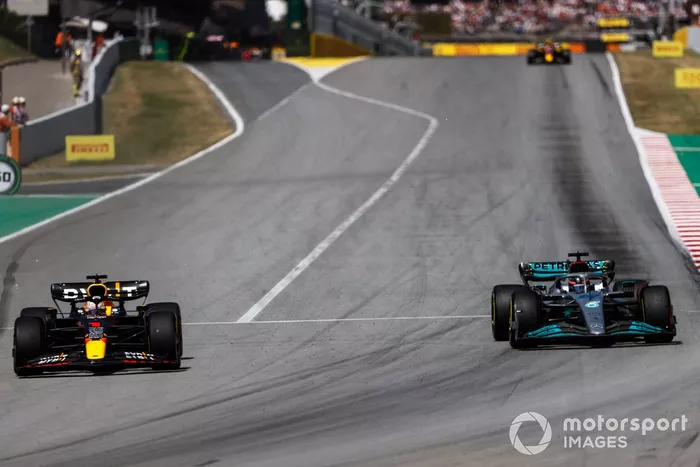 Max Verstappen, Red Bull Racing RB18, pasa a George Russell, Mercedes W13 