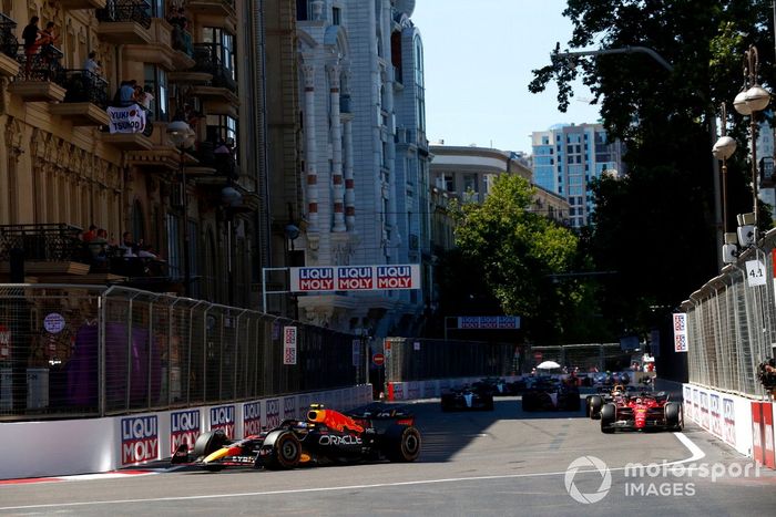 Sergio Pérez, Red Bull Racing RB18, Charles Leclerc, Ferrari F1-75, Max Verstappen, Red Bull Racing RB18, Carlos Sainz, Ferrari F1-75, el resto de la parrilla en la primera vuelta