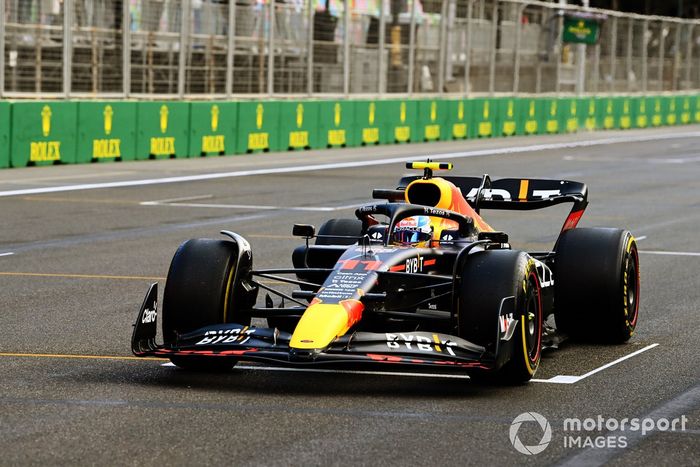 Sergio Pérez, Red Bull Racing RB18, practica su procedimiento de salida al final de la FP2