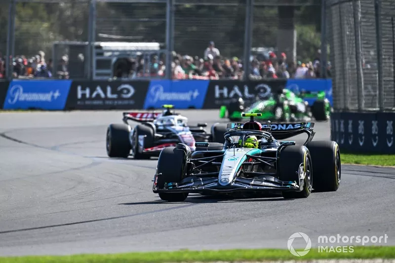 Lewis Hamilton, Mercedes F1 W15, Nico Hulkenberg, Haas VF-24