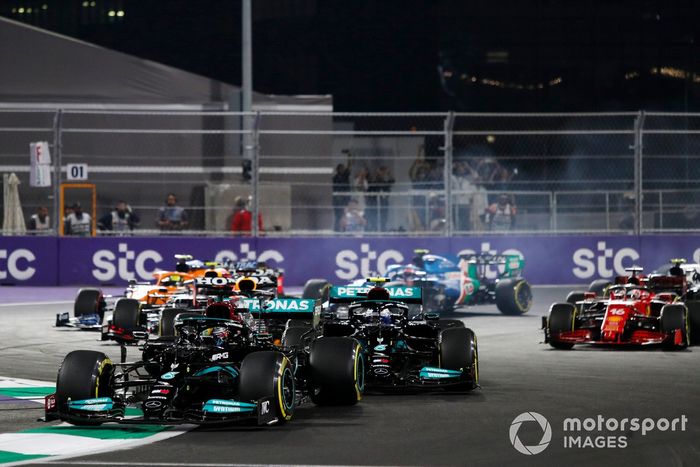 Lewis Hamilton, Mercedes W12, Valtteri Bottas, Mercedes W12, Max Verstappen, Red Bull Racing RB16B, y Charles Leclerc, Ferrari SF21