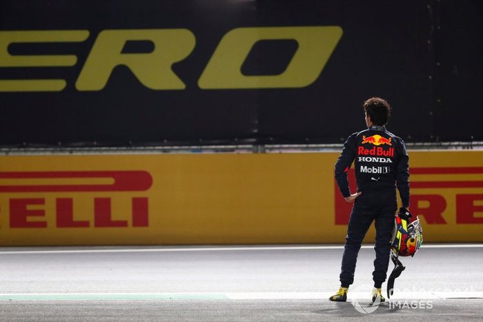 Sergio Pérez, de Red Bull Racing, se lamenta después de quedar fuera de la carrera en el reinicio
