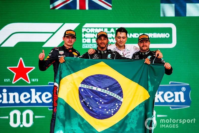 Max Verstappen, Red Bull Racing, 2a posizione, Lewis Hamilton, Mercedes, 1a posizione, e Valtteri Bottas, Mercedes, 3a posizione, sul podio