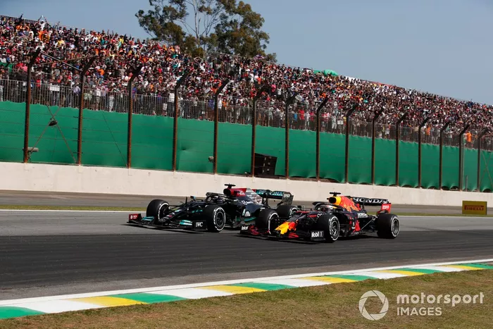 Max Verstappen, Red Bull Racing RB16B, lucha con Lewis Hamilton, Mercedes W12