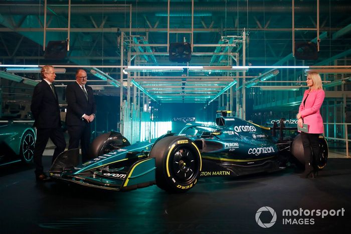 Andrew Green, director técnico de Aston Martin, y Tom McCullough, director de espectáculos de Aston Martin, hablan con Rachel Brookes en el escenario