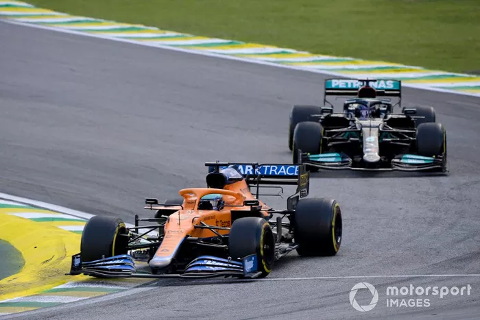 Daniel Ricciardo, McLaren MCL35M, Lewis Hamilton, Mercedes W12