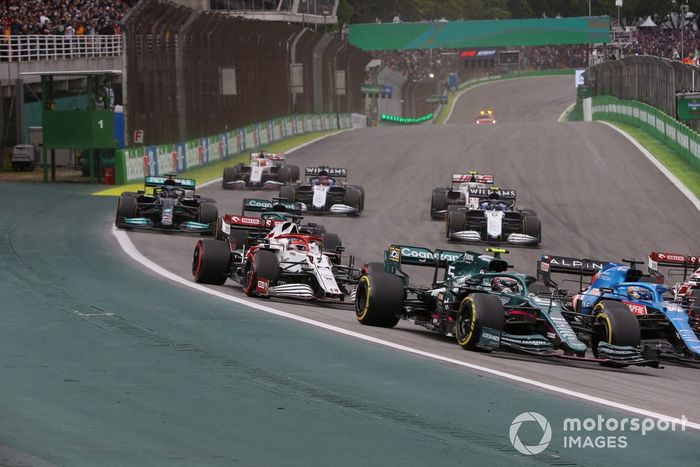 Sebastian Vettel, Aston Martin AMR21, Kimi Raikkonen, Alfa Romeo Racing C41, Nicholas Latifi, Williams FW43B, Lewis Hamilton, Mercedes W12, y el resto del grupo