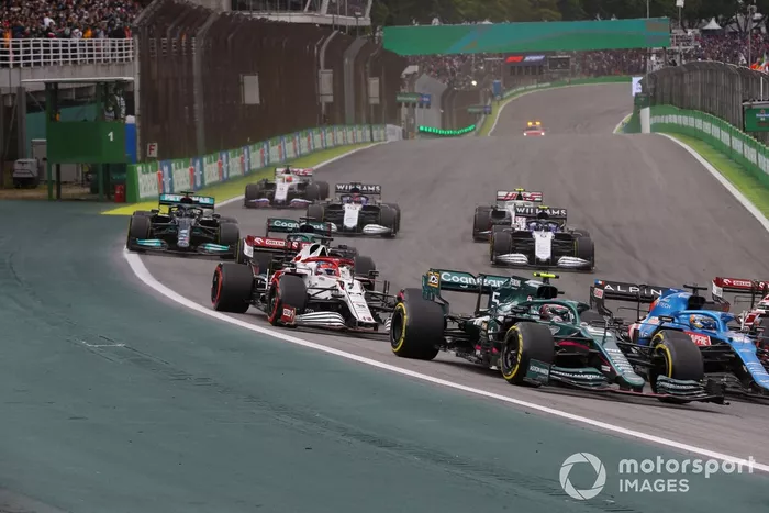 Sebastian Vettel, Aston Martin AMR21, Kimi Raikkonen, Alfa Romeo Racing C41, Nicholas Latifi, Williams FW43B, Lewis Hamilton, Mercedes W12, y el resto del grupo