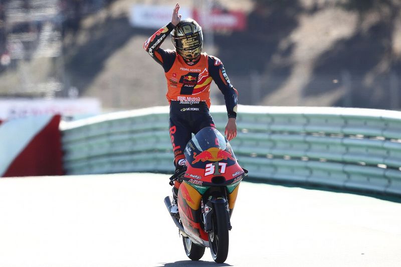 El ganador de la carrera y campeón del mundo Pedro Acosta, Red Bull KTM Ajo