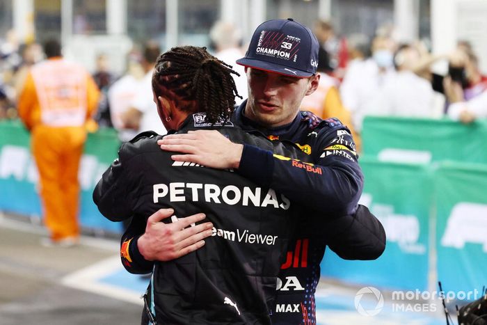 Lewis Hamilton, Mercedes, felicita a Max Verstappen, Red Bull Racing, por su campeonato en el Parc Ferme