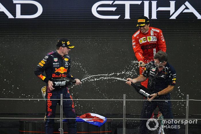 Podio: ganador y campeón del mundo Max Verstappen, Red Bull Racing, tercer lugar Carlos Sainz Jr., Ferrari y Christian Horner director de Red Bull