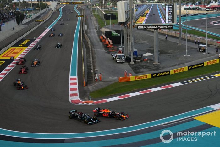 Max Verstappen, Red Bull Racing RB16B, lucha con Lewis Hamilton, Mercedes W12, en la primera vuelta