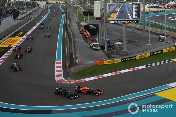 Max Verstappen, Red Bull Racing RB16B, lucha con Lewis Hamilton, Mercedes W12, en la primera vuelta