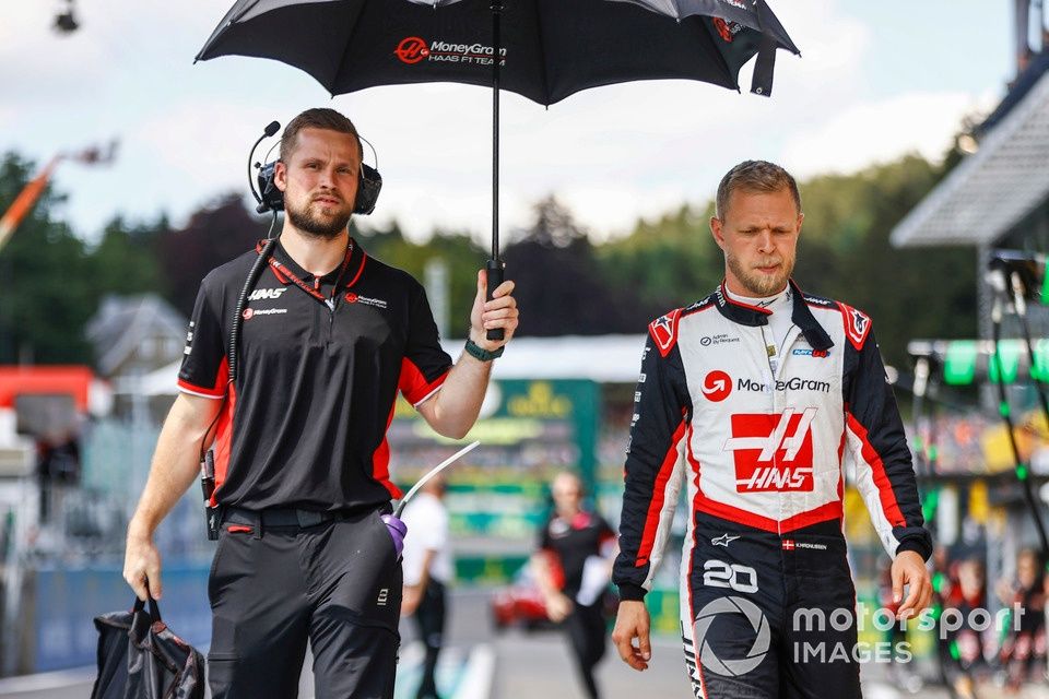 Kevin Magnussen, Haas F1 Team, camina por el pit lane 