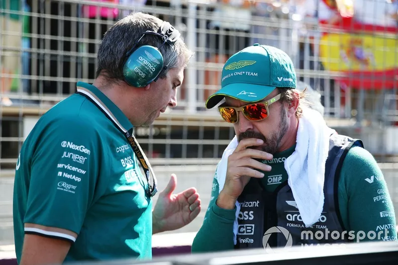 Fernando Alonso, Aston Martin F1 Team, sur la grille de départ avec son ingénieur