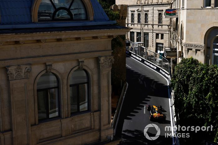 Lando Norris, McLaren MCL38, en una vuelta de reconocimiento 