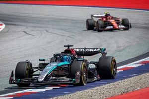 George Russell, Mercedes F1 W15, Carlos Sainz, Ferrari SF-24