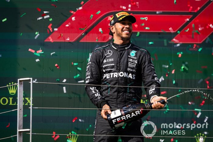 Lewis Hamilton, Mercedes-AMG F1 Team, 3ª posición, rocía champán desde el podio