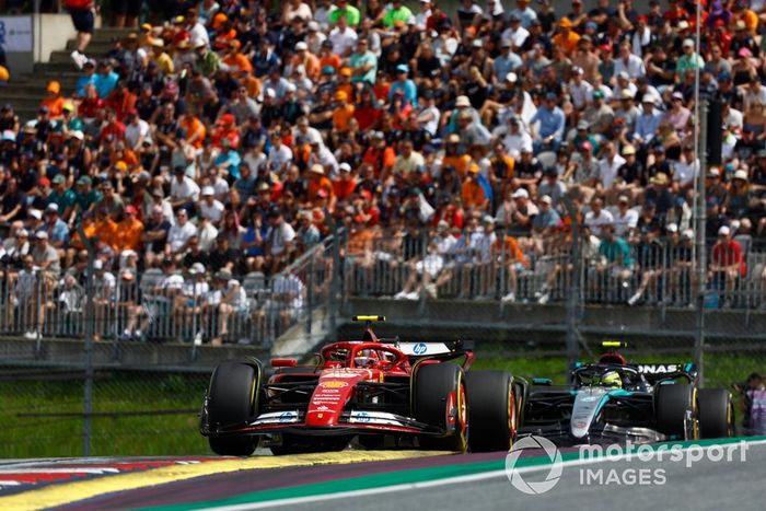 Carlos Sainz, Ferrari SF-24, Lewis Hamilton, Mercedes F1 W15