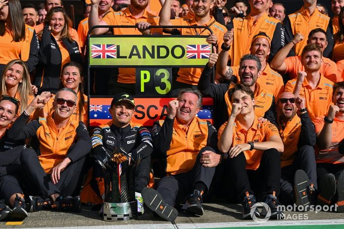 Lando Norris, McLaren F1 Team, 3ª posición, Zak Brown, CEO, McLaren Racing, Oscar Piastri, McLaren F1 Team, Andrea Stella, Team Principal, McLaren F1 Team, el equipo McLaren celebra después de la carrera.