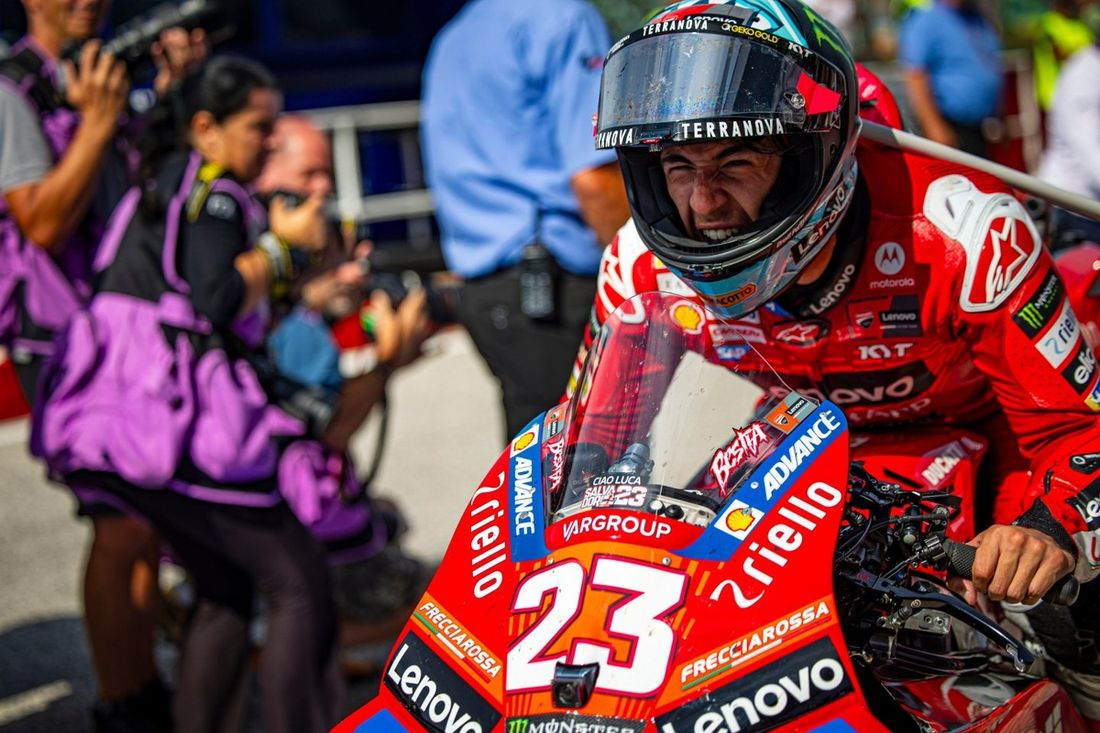 Enea Bastianini, Ducati Team świętuje z członkami zespołu