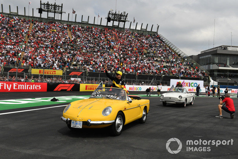 Nico Hulkenberg, Renault Sport F1 Team R.S. 18 on the drivers parade of Fernando Alonso, McLaren