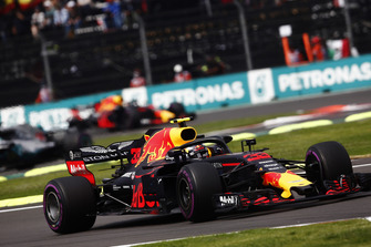 Max Verstappen, Red Bull Racing RB14, voor Lewis Hamilton, Mercedes AMG F1 W09, Daniel Ricciardo, Red Bull Racing RB14