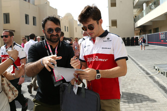 Charles Leclerc, Sauber signe des autographes pour les fans