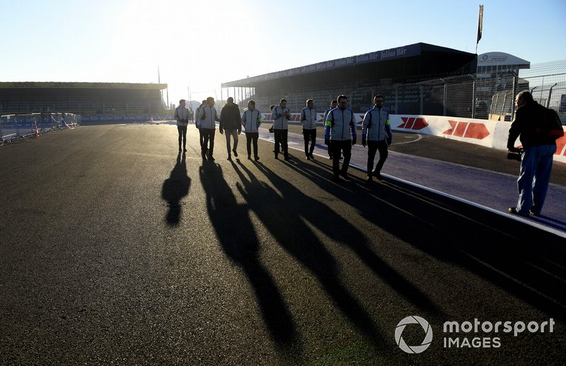 Edoardo Mortara Venturi Formula E, walks the track