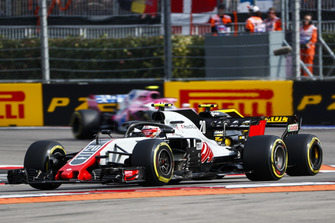 Kevin Magnussen, Haas F1 Team VF-18, Carlos Sainz Jr., Renault Sport F1 Team R.S. 18