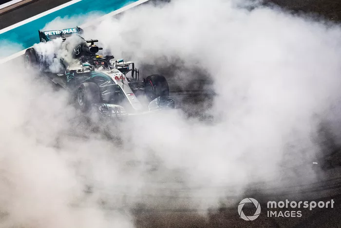 Lewis Hamilton, Mercedes-AMG F1 W09 hace donas al final
