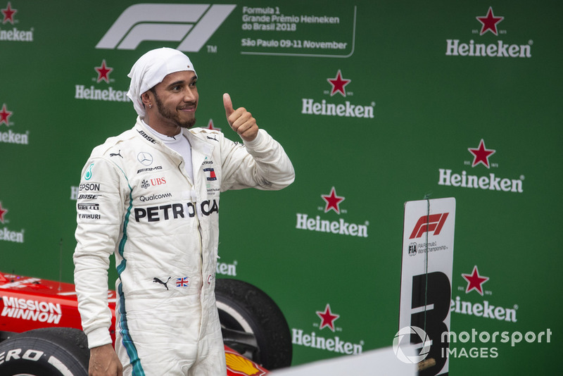 Ganador de la carrera Lewis Hamilton, Mercedes AMG F1 celebra en Parc Ferme