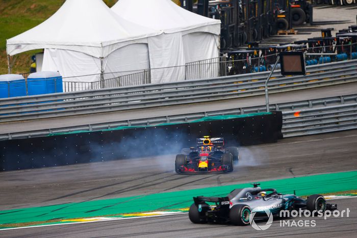 Lewis Hamilton, Mercedes AMG F1 W09, pasa un despistado Max Verstappen, Red Bull Racing RB14 Tag Heuer, luego de que este último sufre una colisión con Esteban Ocon, Force India VJM11 Mercedes
