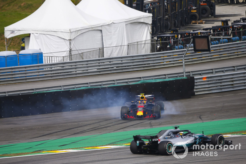 Max Verstappen, Red Bull Racing RB14, melintir setelah tertabrak Esteban Ocon.