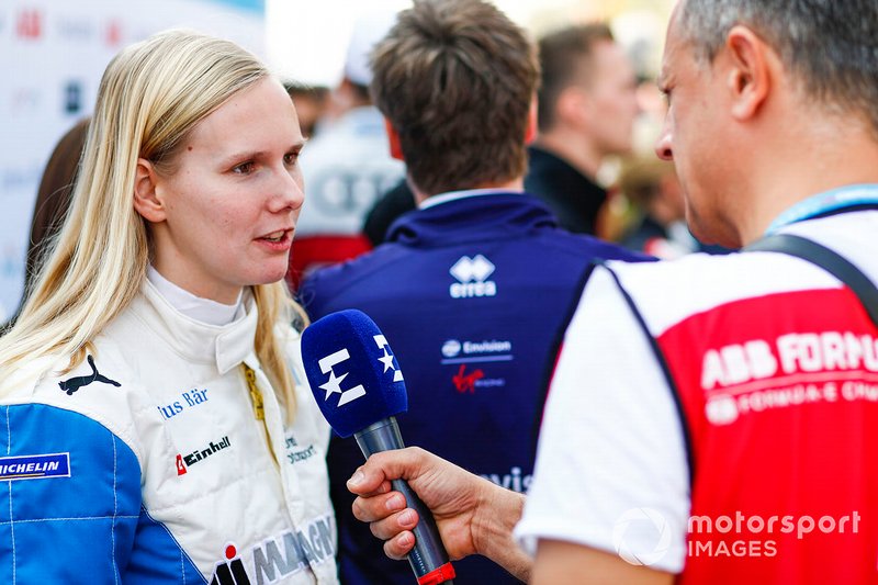 Beitske Visser, BMW I Andretti Motorsports., parla con un giornalista